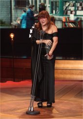 Isabel Coixet recogiendo uno de los ters premios Goya 2018 por su pel&iacute;cula "La Librer&iacute;a".