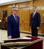 Jos&eacute; Guirao prometiendo su cargo ante el rey Felipe VI