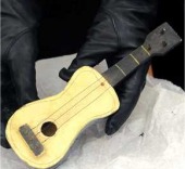 Presentaci&oacute;n de la peque&ntilde;a guitarra por los carabinieri tras su recuperaci&oacute;n