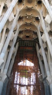 Interior del Templo de la Sagrada Familia de Barcelona, a&uacute;n en obras