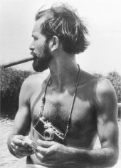 Alberto Korda con la cámara que ha sido subastada