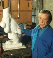 La escultora Louise Bourgeois en su estudio &copy; BBC/Arena.