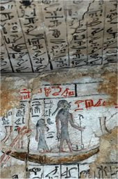 Interior de la capilla sepulcral de Djehuty. EFE.