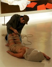 El artista Marc Montijano durante una de sus intervenciones en el CAC M&aacute;laga