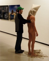 El artista Marc Montijano durante una de sus intervenciones en el CAC M&aacute;laga