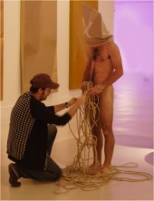 El artsta durante una performance en el CAC M&aacute;laga.