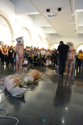 Un momento de la acci&oacute;n Agua. Metamorfosis XXII  de MAr Montijano en el Centro Andaluz de la Fotograf&iacute;a (CAF), de Almer&iacute;a
