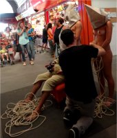 El artista Marc Montijano durante su acci&oacute;n The chair (of the balls)