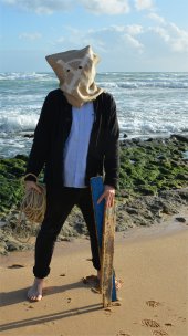 El artista Marc Montijano en Los Ca&ntilde;os de Meca, una de las playas donde han aparecido varioscad&aacute;veres de inmigrantes