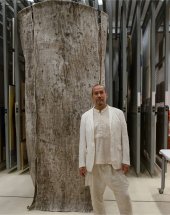 Marcos Ben&iacute;tez junto a su obra que podr&aacute; verse en el Malba