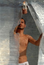 El artista realizando la performance: Before the dawn... that be endless, 2011.