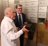 Mario Muchnik depositando en la caja número 1509 del Cervantes, sus objetos personales.