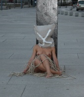 fotograf&iacute;a tomada durante la performance Metamorfosis I, de Marc Montijano.