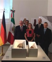 Delegaci&oacute;n mexicana recepcionando las piezas en Alemania