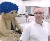El artista Mike Kelley durante una exposici&oacute;n en 2005