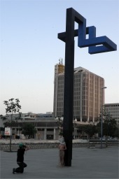 Montijano con la modelo junto a la escultura ‘Sombra Azul’ de Chema Alvargonz&aacute;lez