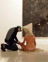 El artista Marc Montijano durante la acci&oacute;n 'Invisibles'