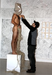 El artista, Marc Montijano  en pleno montaje de la instalaci&oacute;n