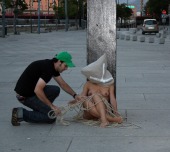 Marc Montijano realizando la acci&oacute;n art&iacute;stica