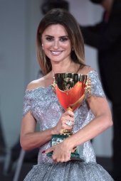La actriz espa&ntilde;ola Pen&eacute;lope Cruz con la Copa Volpi a la mejor actriz de la 78 edici&oacute;n del Festival de Cine de Venecia