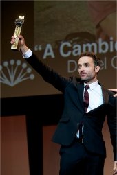 Daniel Guzm&aacute;n recogiendo el premio como mejor director por su pel&iacute;cula A cambio de nada