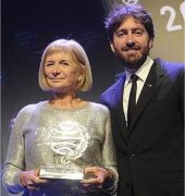 Alicia Gim&eacute;nez Bartlett   y Daniel S&aacute;nchez Ar&eacute;valo con en la entrega de premios