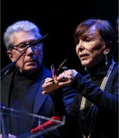 Esperanza Roy recogiendo el premio a toda su carrera.