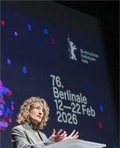 Tricia Tuttle, directora de la Berlinale, durante la presentaci&oacute;n de la programaci&oacute;n oficial del certamen
