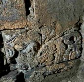 Sillar en el que se puede ver una representaci&oacute;n de Quetzalc&oacute;atl