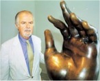 Fernando Botero con una de sus esculturas