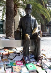 La Biblioteca Errante. Libros viajeros por M&aacute;laga ayer domingo en la escultura del escritor Hans Christian Andersen