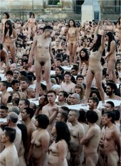 Instantes de la acci&oacute;n de Tunick celebrada en Bogot&aacute;.