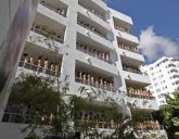 ‘Instalaci&oacute;n’ en varios de los balcones del patio con solo hombres