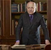 Pierre Berg&eacute; en su biblioteca