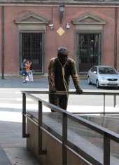 'El suicidio de la esperanza', en la calle de la Almudena de Madrid, Espa&ntilde;a