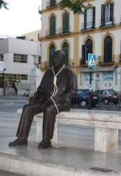 La acci&oacute;n realizada a las 7:30 h., del 28 de julio de 2009 en la Plaza de la Merced, de M&aacute;laga, delante de la casa natal de Picasso