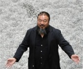 Ai Weiwei en la instalaci&oacute;n 'Pipas de girasol 2010', en la Tate Gallery de Londres. Foto de Lennart Preiss