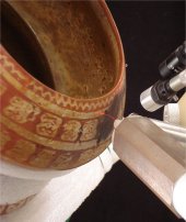 Cer&aacute;mica siendo estudia para poder conocer el proceso denominado “decoraci&oacute;n por doble cocci&oacute;n”. Foto Cortes&iacute;a Claudia Blas INAH