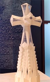 Maqueta de la cruz que coronar&aacute; la torre de Jesucristo de la Sagrada Familia de Barcelona.