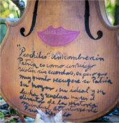 La pieza que se ha atribuido a la artista mexicana Frida Kahlo, es un viol&iacute;n intervenido con im&aacute;genes y leyendas