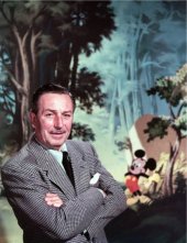 Walt Disney con el personaje que le di&oacute; fama, Mickey Mouse