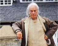 Nicanor Parra delante de su casa