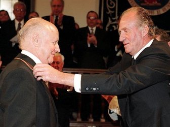 Jorge Edwards recibiendo el premio Cervantes de manos del rey de Espa&ntilde;a