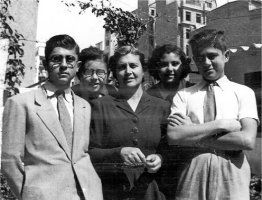 Mar&iacute;a Moliner con sus cuatro hijos, Enrique, Mar&iacute;a, Fernando, Carmen y Pedro. 1944
