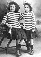 Mar&iacute;a, con su hermana, 1910