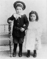 Mar&iacute;a, con su hermano Enrique. 1910