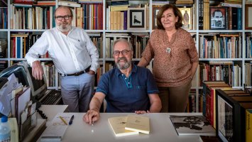 Silvia Pratdesaba, Manuel Ram&iacute;rez (sentado) y Manuel Borr&aacute;s (de pie), los editores de Pre-Textos, la &uacute;nica editorial en castellano que ha publicado la obra de Louise Gl&uuml;ck.M&Ograve;NICA TORRES / EL PA&Iacute;S